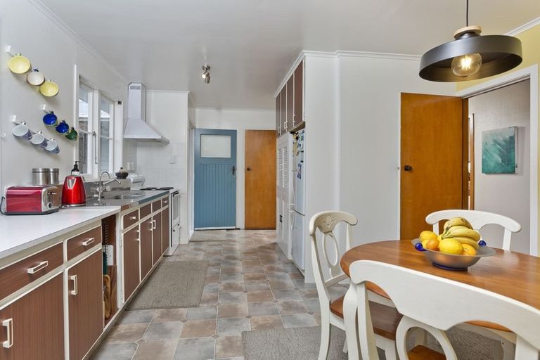 Photo of property in 545 Glenfield Road, Glenfield, Auckland, 0629