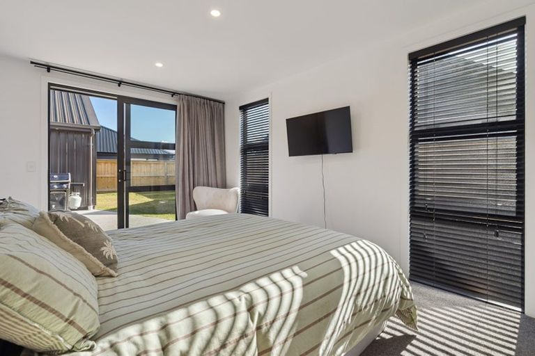 Photo of property in 40 Shelduck Road, Jacks Point, 9371