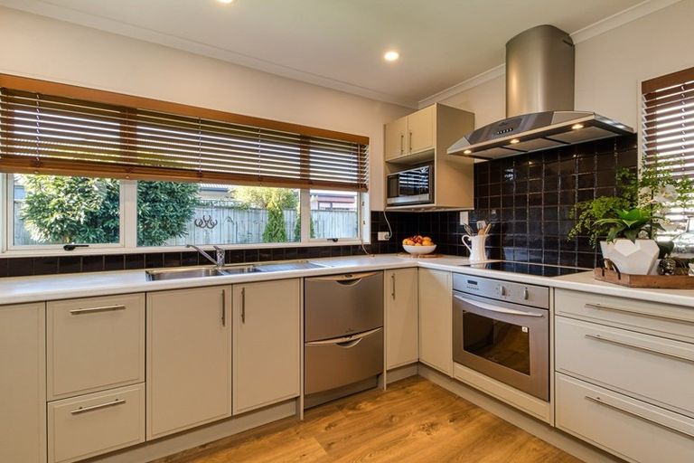 Photo of property in 16 Bourke Place, Havelock North, 4130