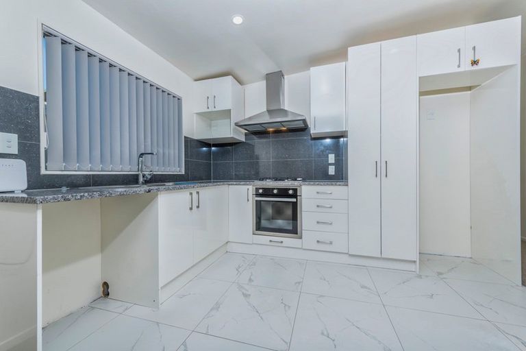 Photo of property in 2 Doone Place, Massey, Auckland, 0614