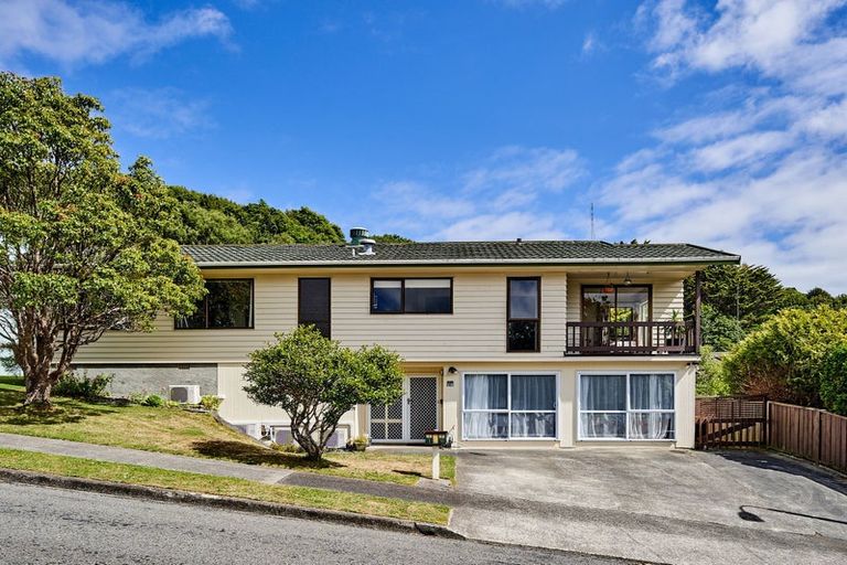 Photo of property in 16 Brasenose Place, Tawa, Wellington, 5028