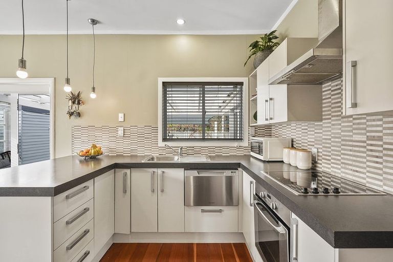 Photo of property in 6 Vectis Road, Hillcrest, Hamilton, 3216