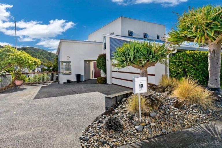 Photo of property in 19 Pitoitoi Avenue, Greenhithe, Auckland, 0632