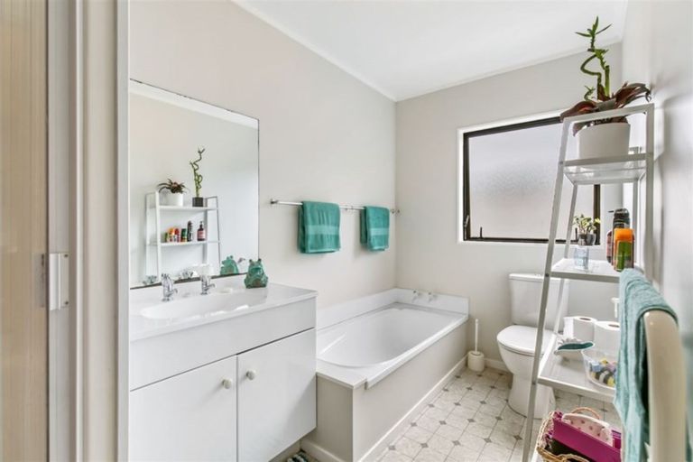 Photo of property in 2/22 Lagoon Way, West Harbour, Auckland, 0618