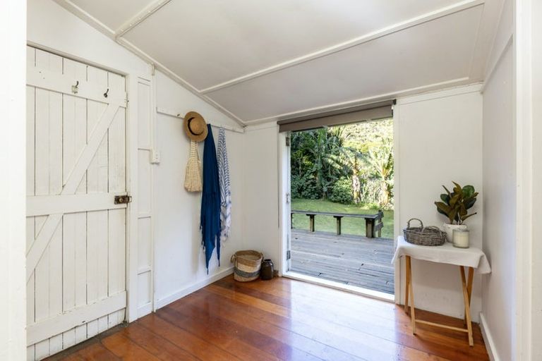 Photo of property in 122 Garden Road, Piha, New Lynn, 0772