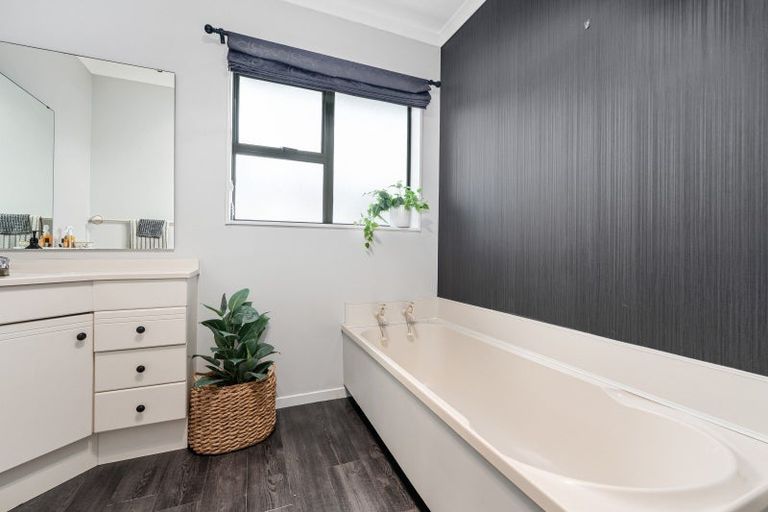 Photo of property in 10 Parnell Heights Drive, Kelvin Grove, Palmerston North, 4414