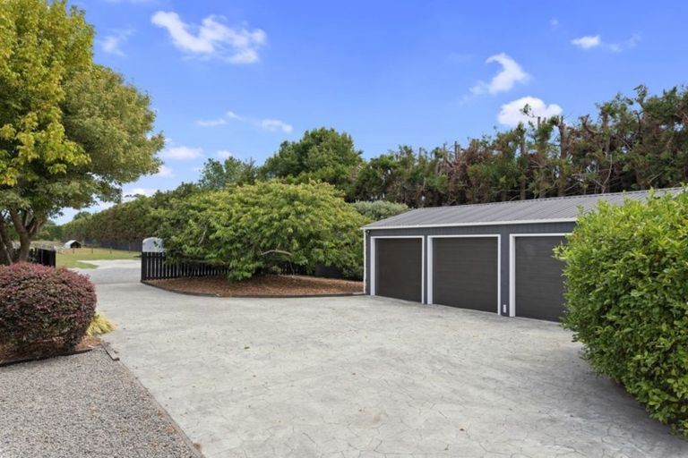 Photo of property in 102 Boord Crescent, Kumeu, 0891