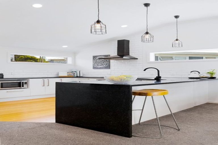 Photo of property in 2/19 Limmer Place, Browns Bay, Auckland, 0632