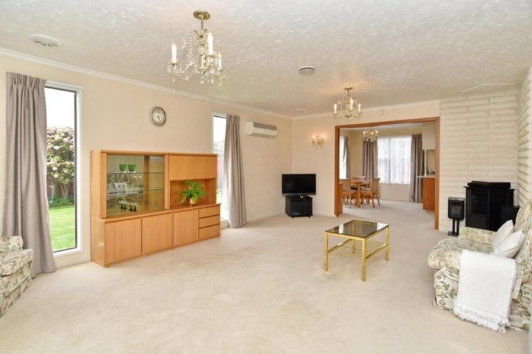 Photo of property in 17 Clivedon Place, Redwood, Christchurch, 8051