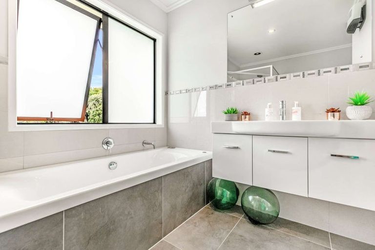 Photo of property in 19 Kendallvale Drive, Waiuku, 2123