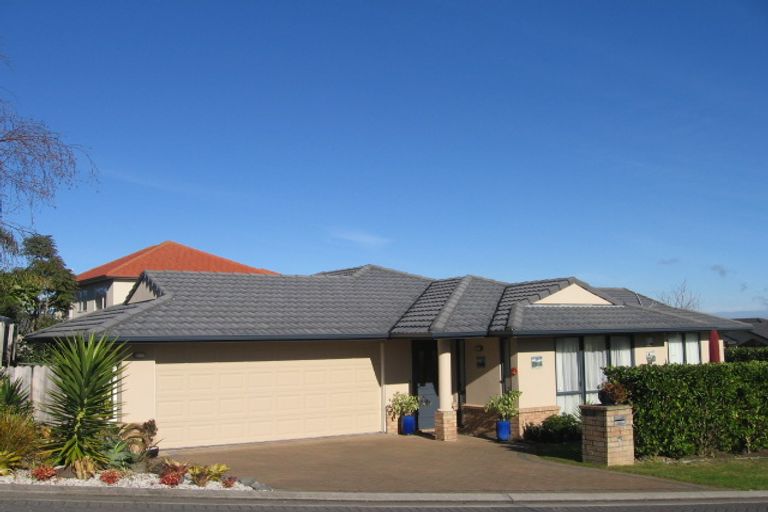 Photo of property in 1 Canonbie Place, East Tamaki Heights, Auckland, 2016