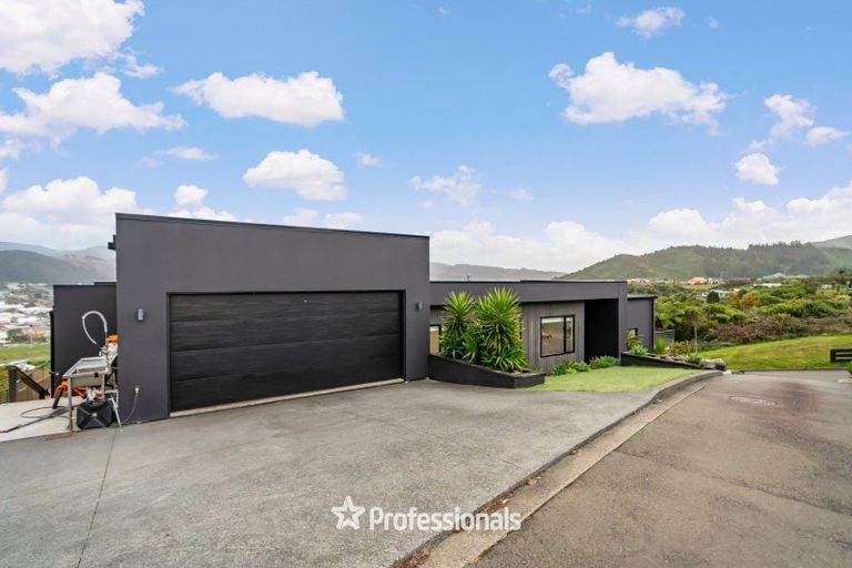 Photo of property in 37 Percy Kinsman Crescent, Riverstone Terraces, Upper Hutt, 5018