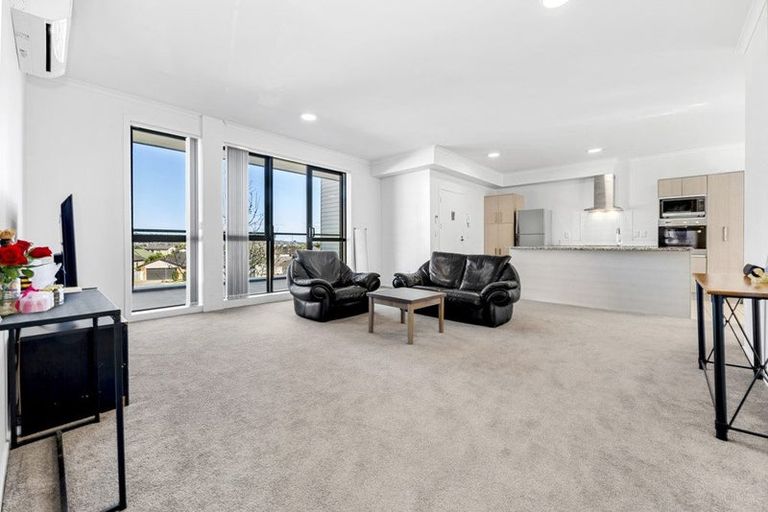 Photo of property in 10/11 Carlos Drive, Flat Bush, Auckland, 2016