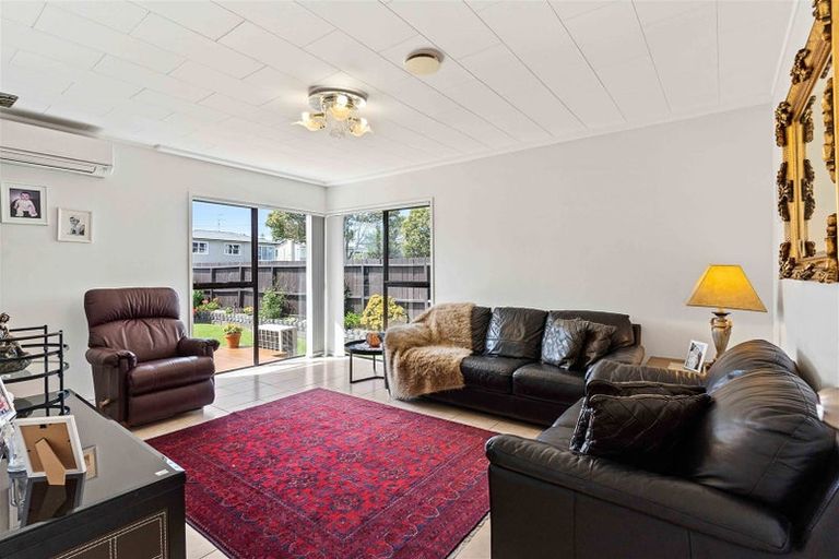 Photo of property in 1/86 Stanley Road, Glenfield, Auckland, 0629