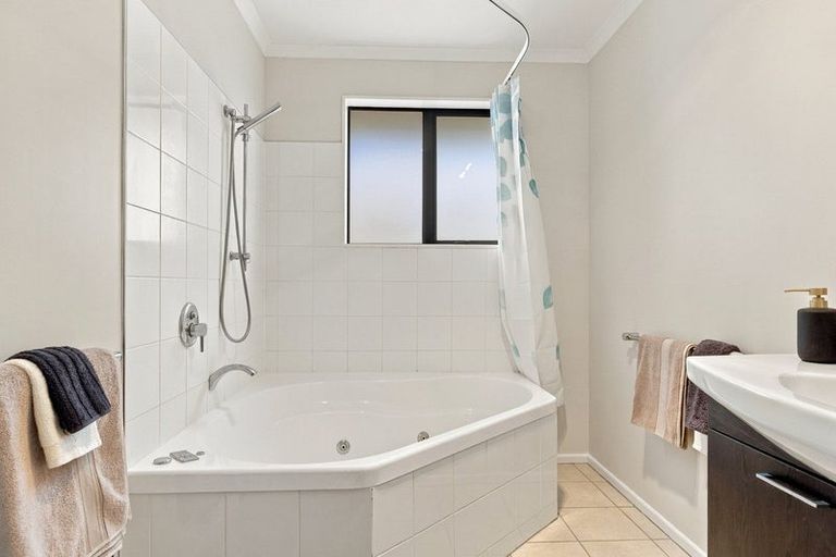 Photo of property in 21 Sorrento Place, Kelvin Grove, Palmerston North, 4414