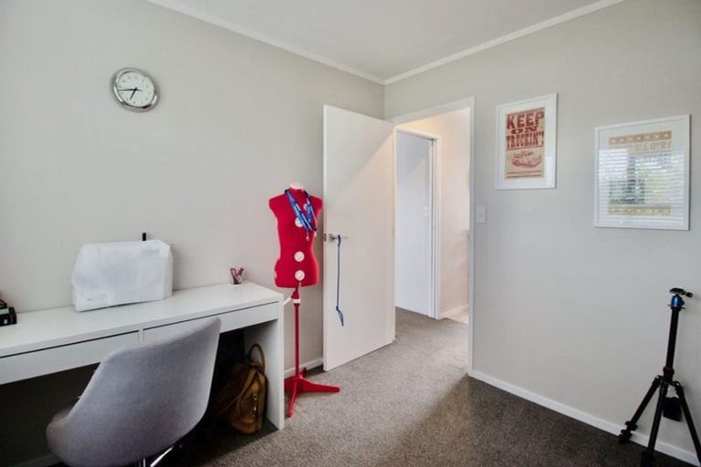 Photo of property in 2a Taipari Road, Te Atatu Peninsula, Auckland, 0610