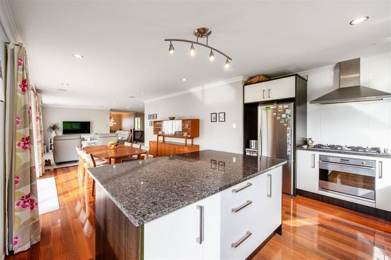 Photo of property in 34 Sapperton Drive, Henderson, Auckland, 0612