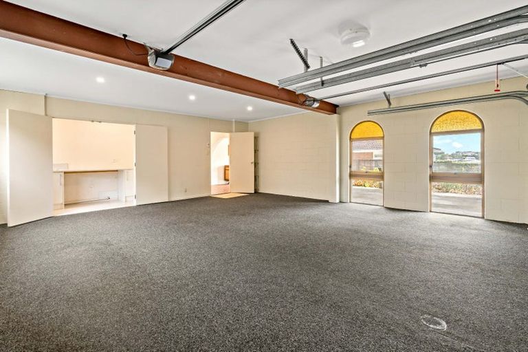 Photo of property in 18 Folkestone Street, Murrays Bay, Auckland, 0630