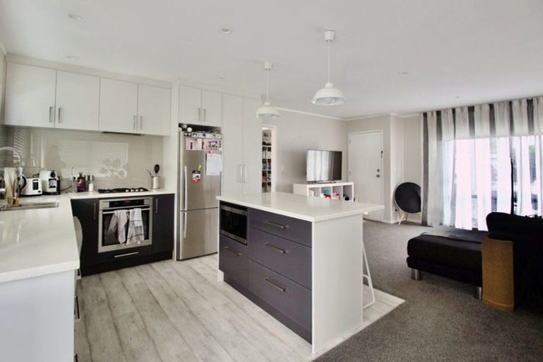 Photo of property in 2a Taipari Road, Te Atatu Peninsula, Auckland, 0610