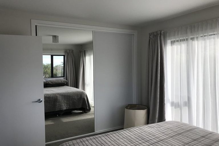 Photo of property in 12 Atlantis Place, Totara Vale, Auckland, 0629