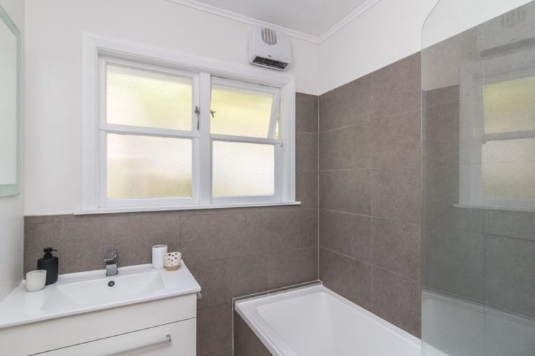 Photo of property in 49 Kiwi Crescent, Tawa, Wellington, 5028