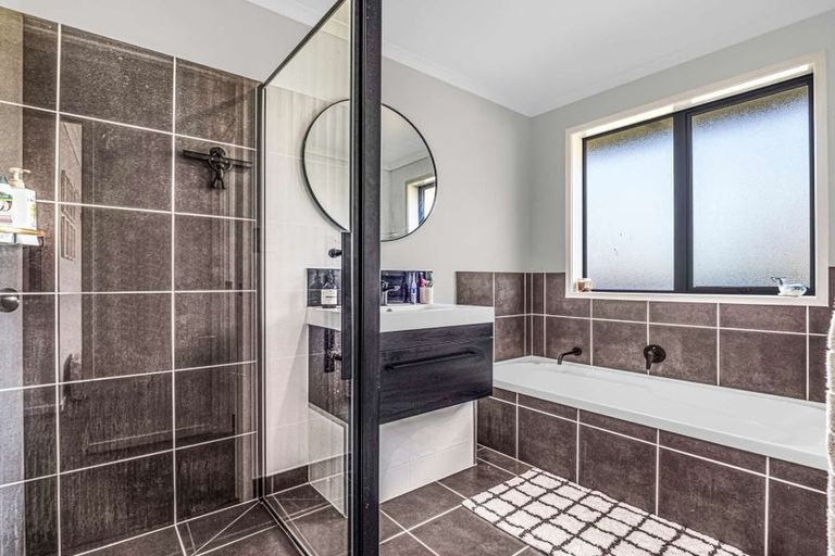 Photo of property in 12 Bella Villa Drive, Waiuku, 2123