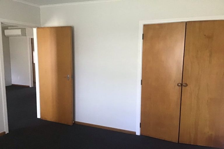 Photo of property in 27a-b Cheyne Walk, Newlands, Wellington, 6037