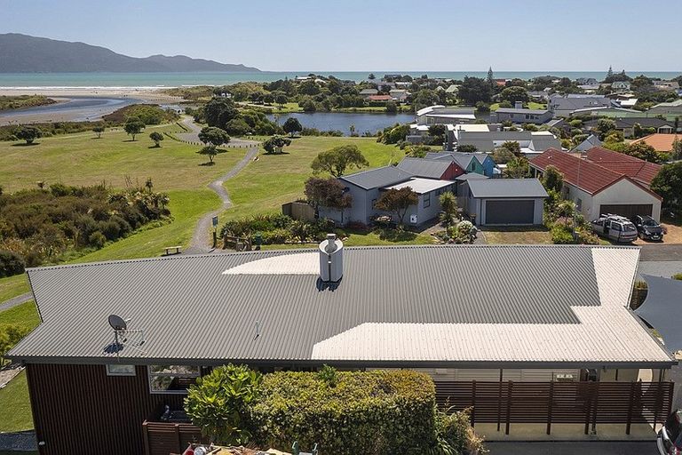 Photo of property in 116 Queens Road, Waikanae Beach, Waikanae, 5036