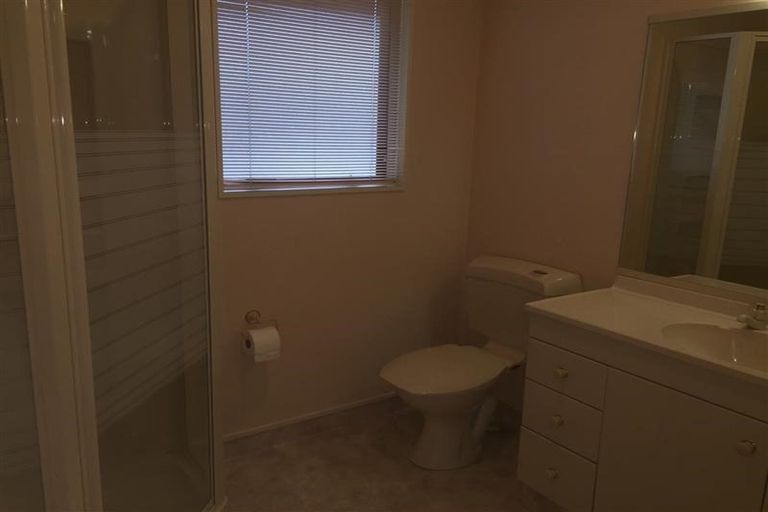 Photo of property in 21 Taupiko Place, Green Bay, Auckland, 0604