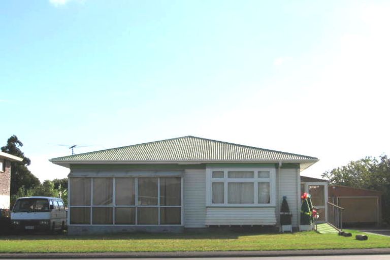 Photo of property in 4172 Great North Road, Glendene, Auckland, 0602