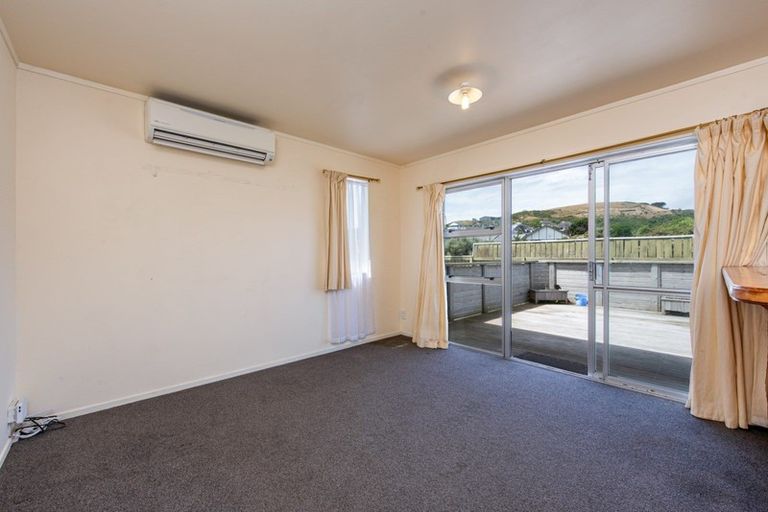 Photo of property in 2a Colchester Crescent, Newlands, Wellington, 6037