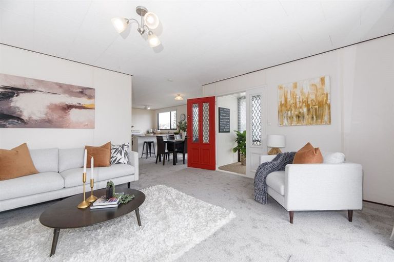 Photo of property in 72 Totaravale Drive, Totara Vale, Auckland, 0629