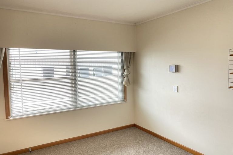 Photo of property in 193 Glenfield Road, Hillcrest, Auckland, 0627