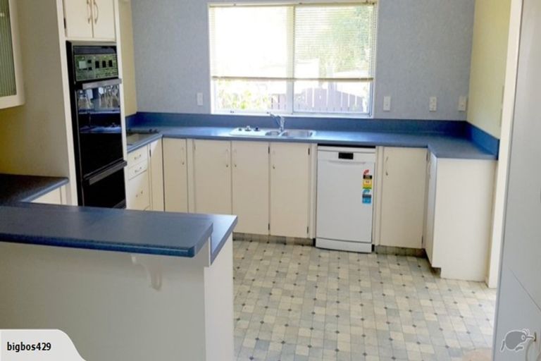 Photo of property in 17 Awanui Drive, Waikanae, 5036