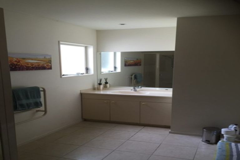 Photo of property in 19 Suncrest Drive, West Harbour, Auckland, 0618
