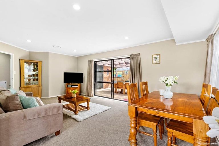 Photo of property in 1 Spears Place, Botany Downs, Auckland, 2010