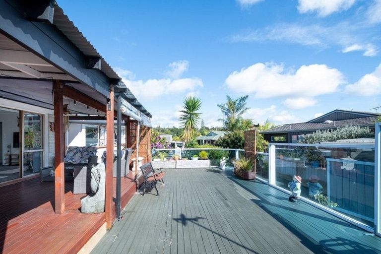 Photo of property in 2/3 Cezanne Place, New Lynn, Auckland, 0600