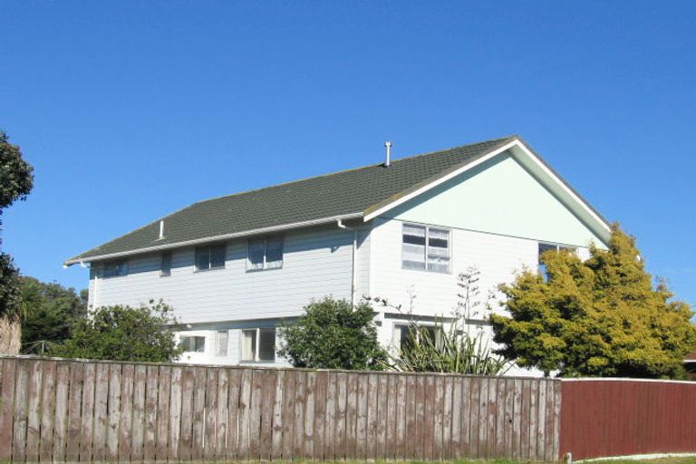 Photo of property in 32 Norfolk Crescent, Otaki Beach, Otaki, 5512
