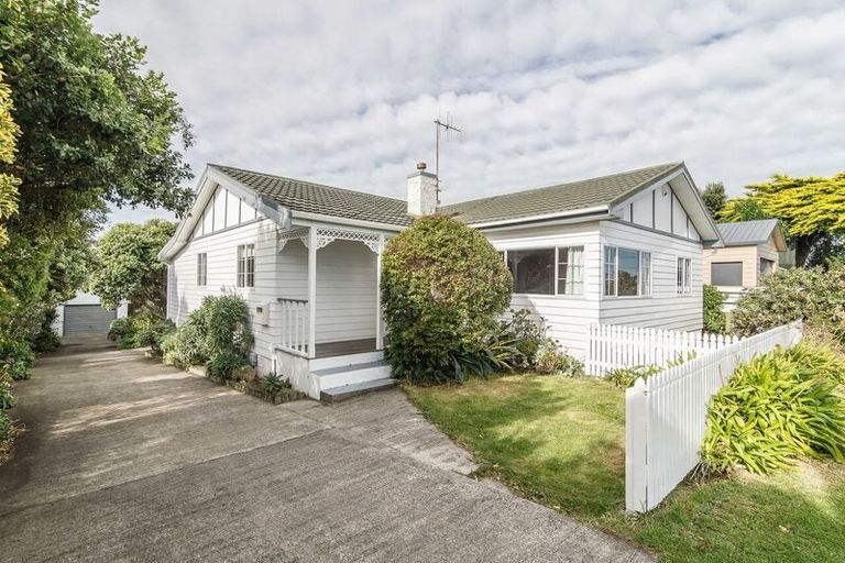 Photo of property in 111 Seaview Road, Paraparaumu Beach, Paraparaumu, 5032