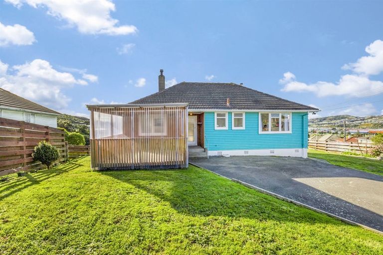 Photo of property in 2 Ngahue Crescent, Elsdon, Porirua, 5022