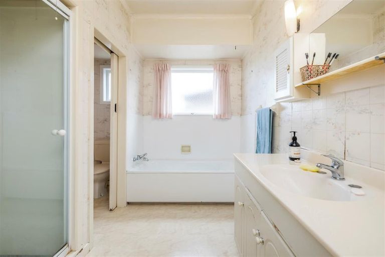 Photo of property in 39 Mellons Bay Road, Mellons Bay, Auckland, 2014