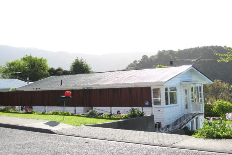 Photo of property in 26 Milton Terrace, Picton, 7220