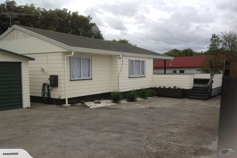 Photo of property in 2/13 Kirklow Place, Goodwood Heights, Auckland, 2105