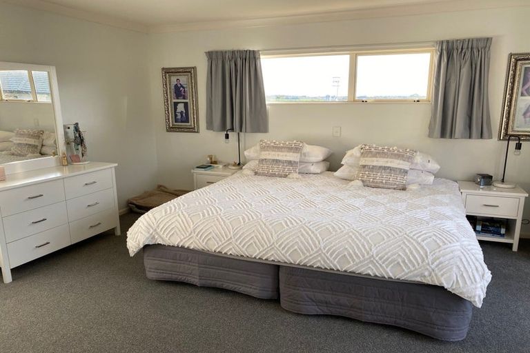 Photo of property in 72a Summerhill Drive, Fitzherbert, Palmerston North, 4410