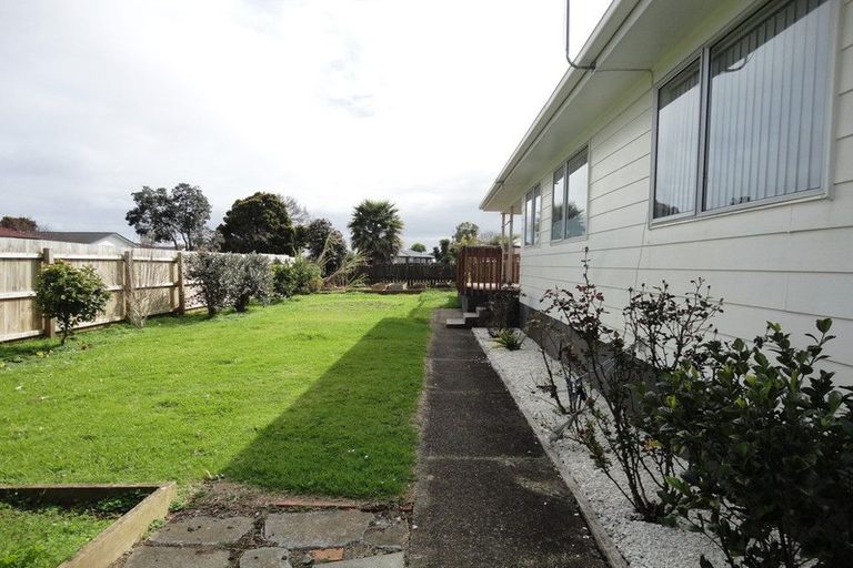 Photo of property in 11 Gibbons Road, Weymouth, Auckland, 2103