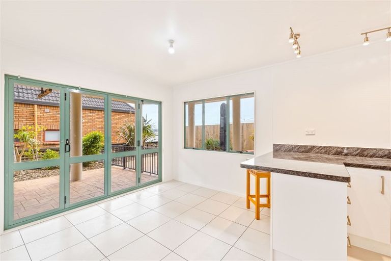 Photo of property in 122 Beach Road, Te Atatu Peninsula, Auckland, 0610
