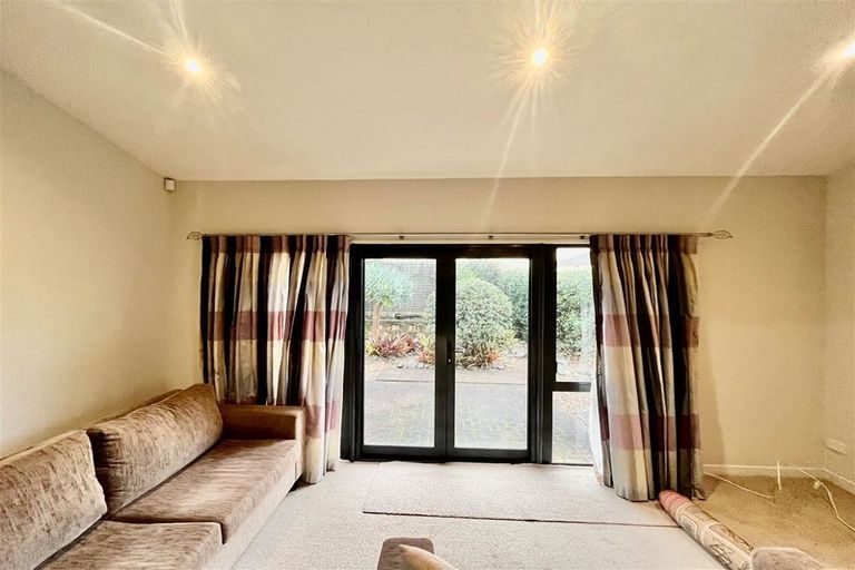 Photo of property in 38 Vinograd Drive, Te Atatu Peninsula, Auckland, 0610