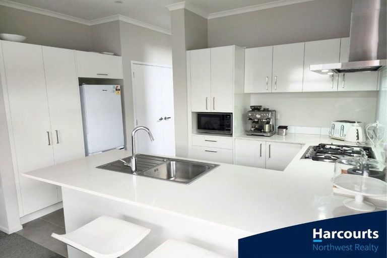 Photo of property in 20 Wai Place, Westgate, Auckland, 0614