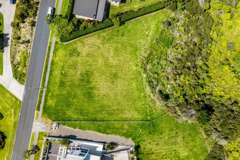 Photo of property in 127 Roberts Road, Matakatia, Whangaparaoa, 0930