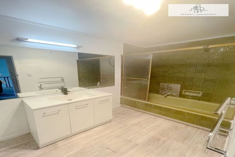 Photo of property in 112 Point View Drive, East Tamaki Heights, Auckland, 2016